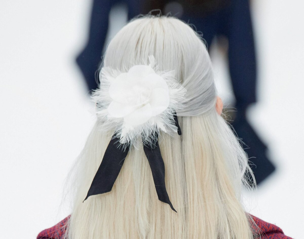 Украшения для волос представляют собой композицию из атласной ленты, перьев и цветка, выполненного из твида.