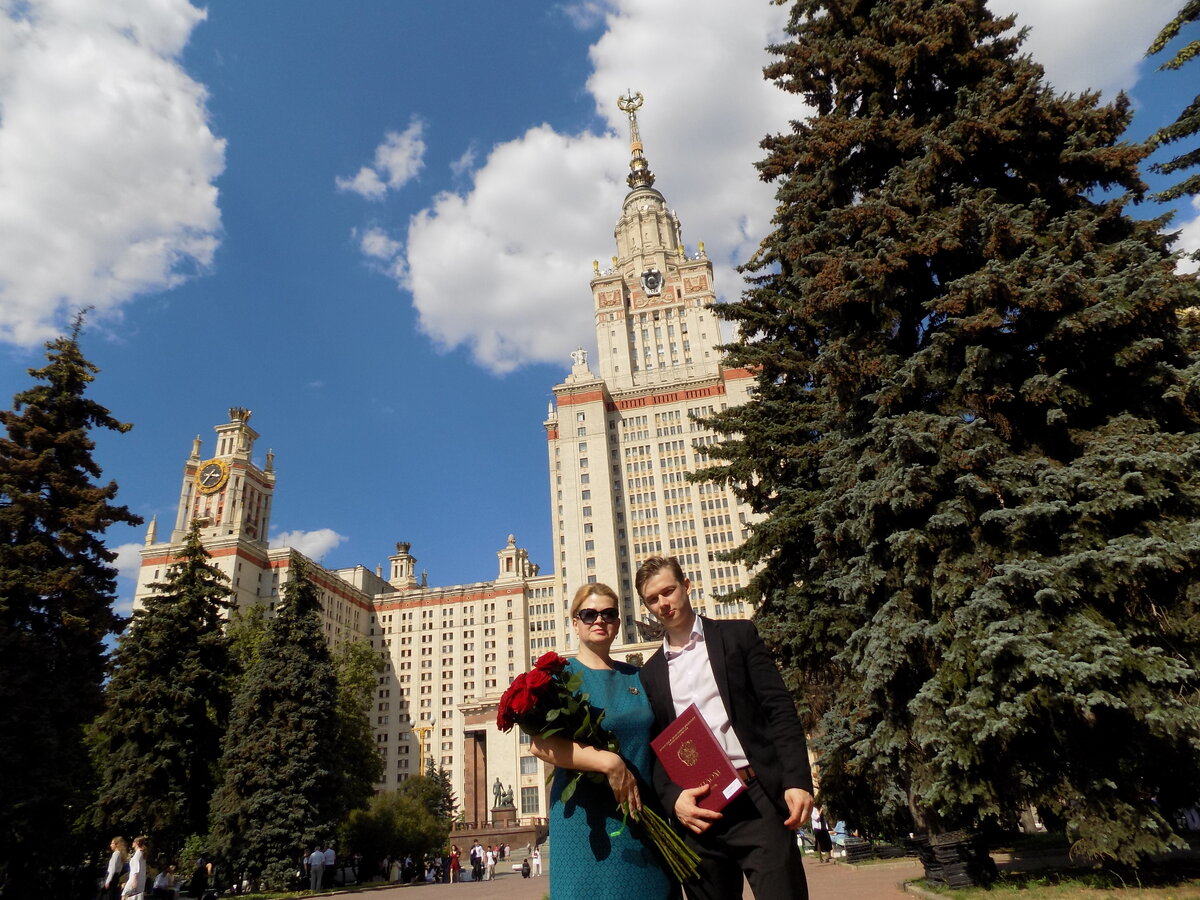 Надежда Алешникова с сыном Егором Фоминым. Он - выпускник, отличник магистратуры ВШ ССН МГУ, Москва, Воробьёвы горы, 20.06.2019г.,фото из семейного архива 