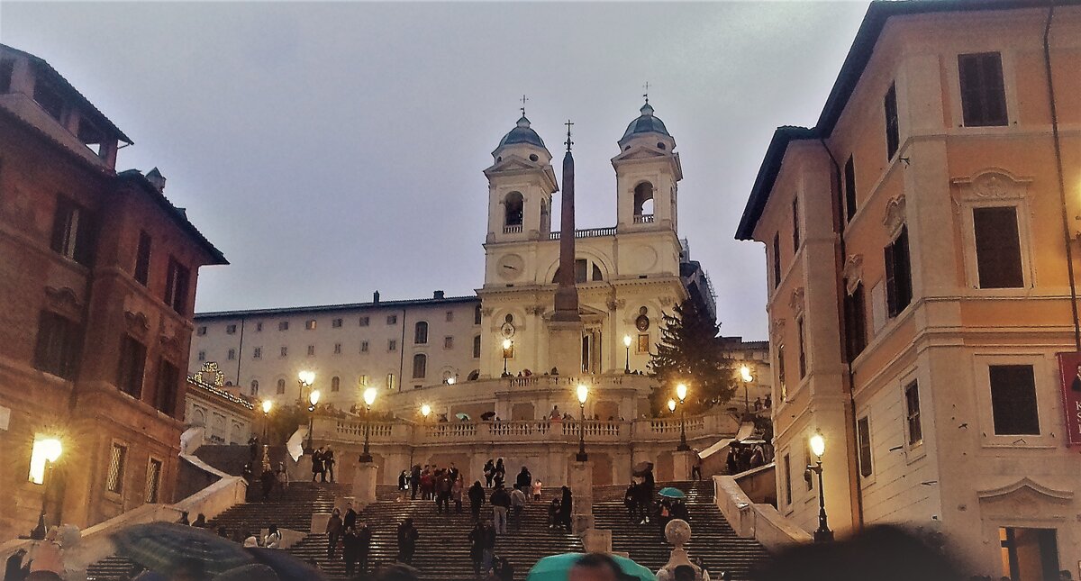 Мне безумно нравится Испанская лестница в Риме. И я вряд ли буду призывать людей не идти к ней, а идти в крошечную таверну, где нет туристов (хотя туда тоже можно).