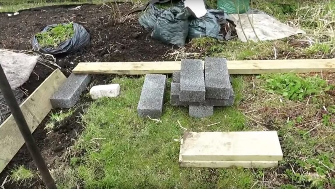 Для этой цели могут подойти какие-нибудь кирпичи или бетонные блоки 