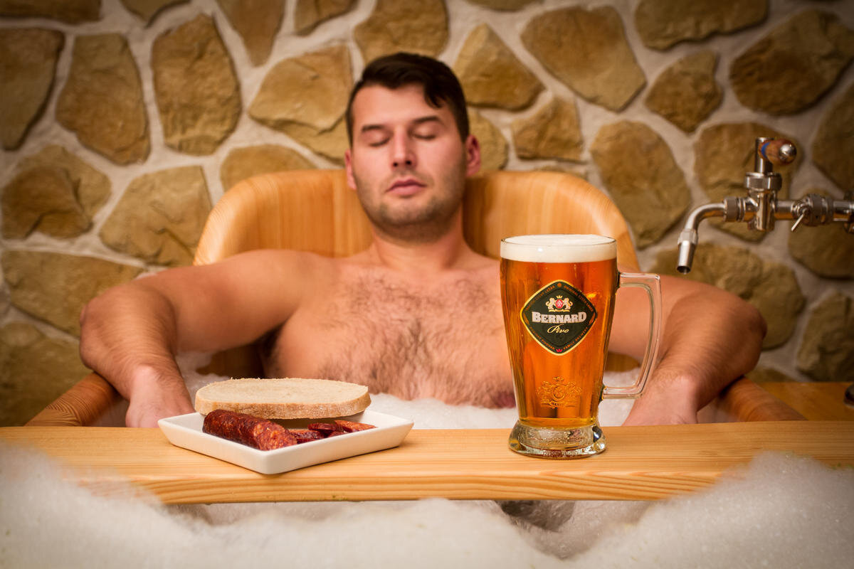 Пьем пиво в бане. Spa Beerland Прага. Мужчина с пивом. Мужчины в бане с пивом. Пивные ванны.
