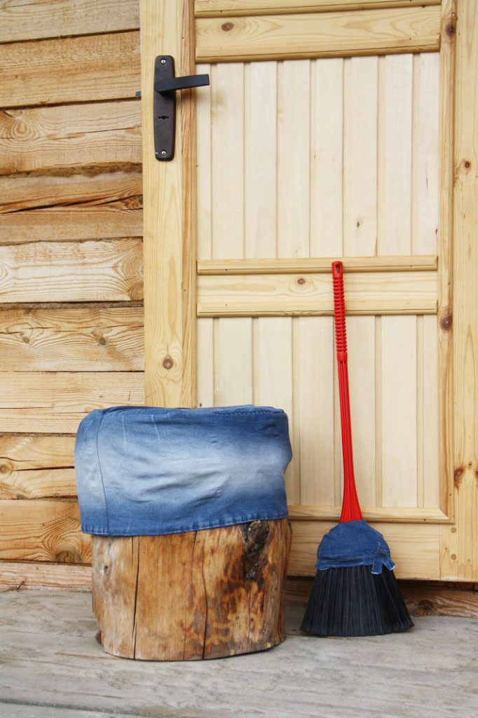 На топчан можно присесть, или подпереть им дверь