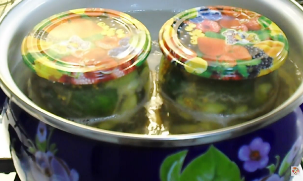 Хрустящие огурчики на зиму - вкусный салат в собственном соку