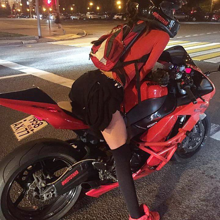 Мотобайкерша