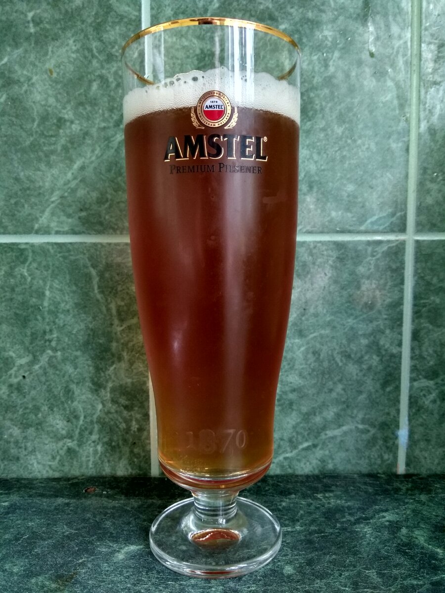 Этот бокал из коллекции был добыт в Питере в ходе какой-то акции. Пиво из набора пришлось выбросить.