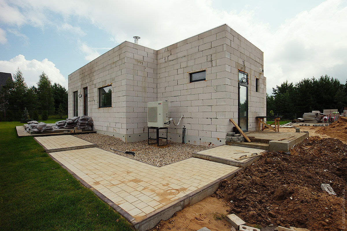 Помимо консультаций на этапах строительства, мы с Ваней полностью взяли на себя задачу по поставкам, проектированию и монтажу системы отопления и вентиляции. В районе строительства отсутствует магистральный газ поэтому выбор теплового насоса уже был предопределён. А т.к. современный дом невозможен был системы приточно-вытяжной вентиляции, то было принято решение эффективно совместить две этих системы точно также, как я сделал в своём собственном доме.

