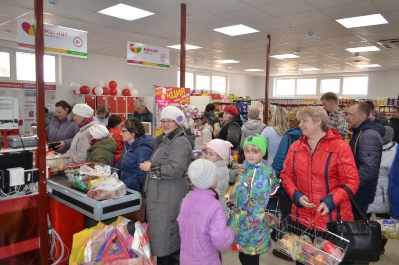 Это очереди в  свежеоткрытом магазине. Раза в три больше бывают 30 декабря. И раз в 10 меньше - 1 января. Фото с сайта "унипоселок,ру"