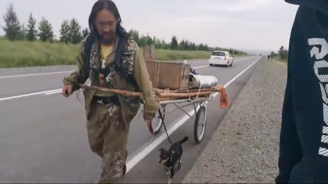Где сейчас идет шаман. Шаман воин Александр Габышев. Саша Якут шаман. Александр Габышев Якутский шаман идущий в Москву. Шаман Габышев в пути.