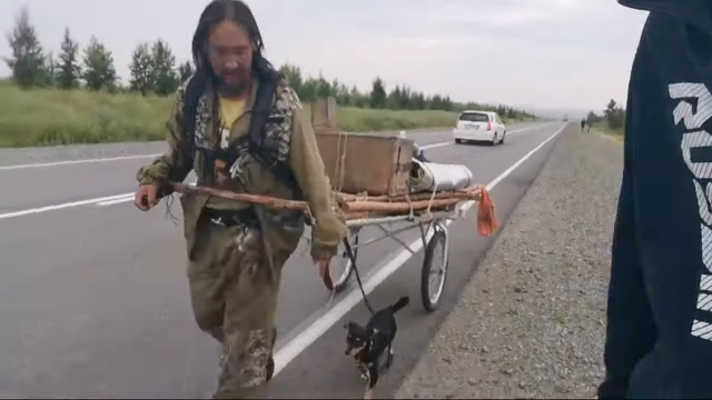 Убили шамана. Александр Габышев Якутский шаман идущий в Москву. Шаман воин Александр Габышев. Александр шаман идет в Москву. Путь шамана Габышев.