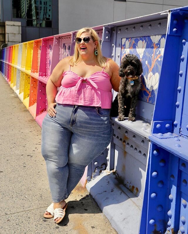 Столь короткая розовая кофточка на взрослой даме смотрится не очень