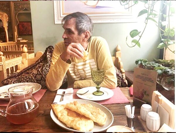 В графин надеемся, что не "Крота" налили/фото из Инстаграма Б. Алибасова 