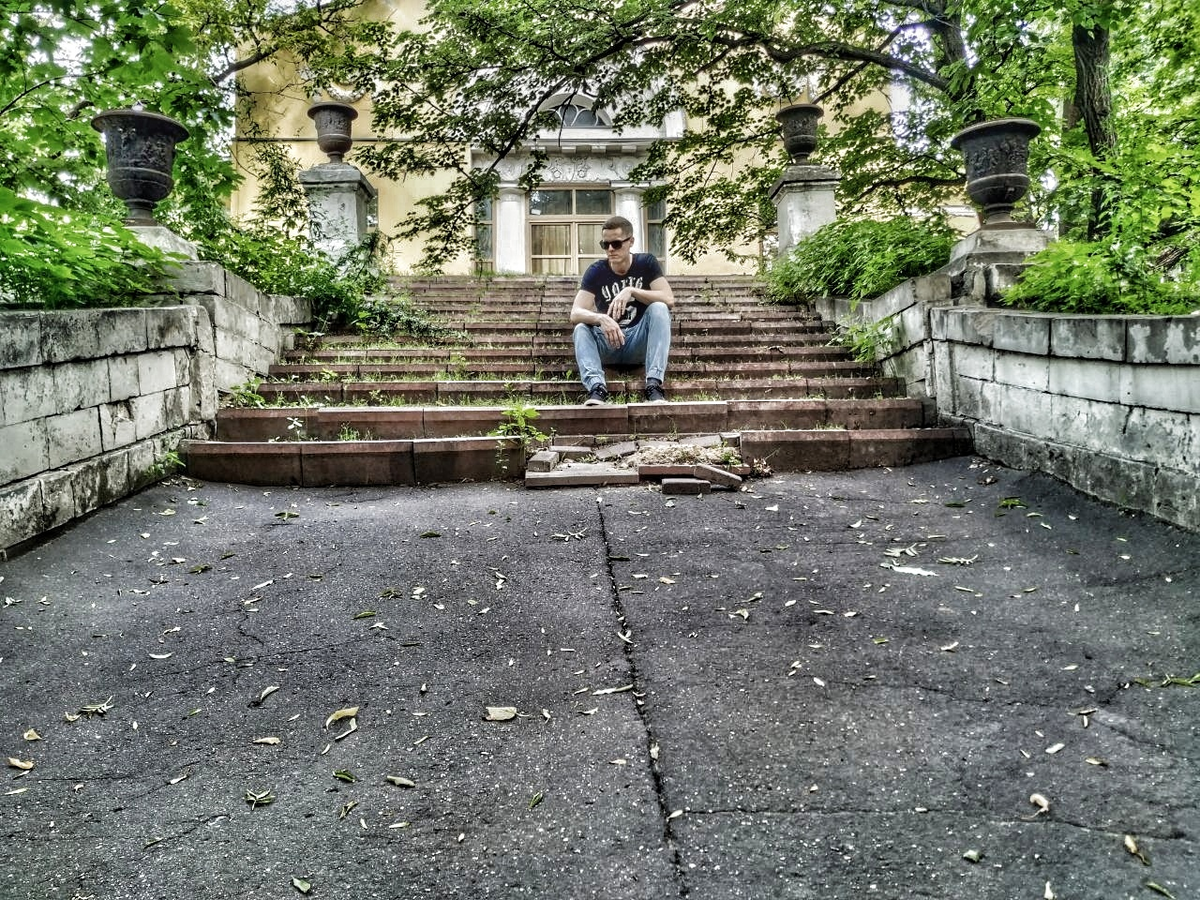 У героев появляются первые ключи к тому, как можно устранить злого духа, но в то же время автор идет на очередной сюжетный ход — он их разделяет, что позволяет задуматься о возможных вариантах развития (так вот зачем ему два действующих лица!)...