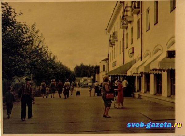 Это сам дом № 38 по улице Ленина и его территория.Источник фото: http://svob-gazeta.ru