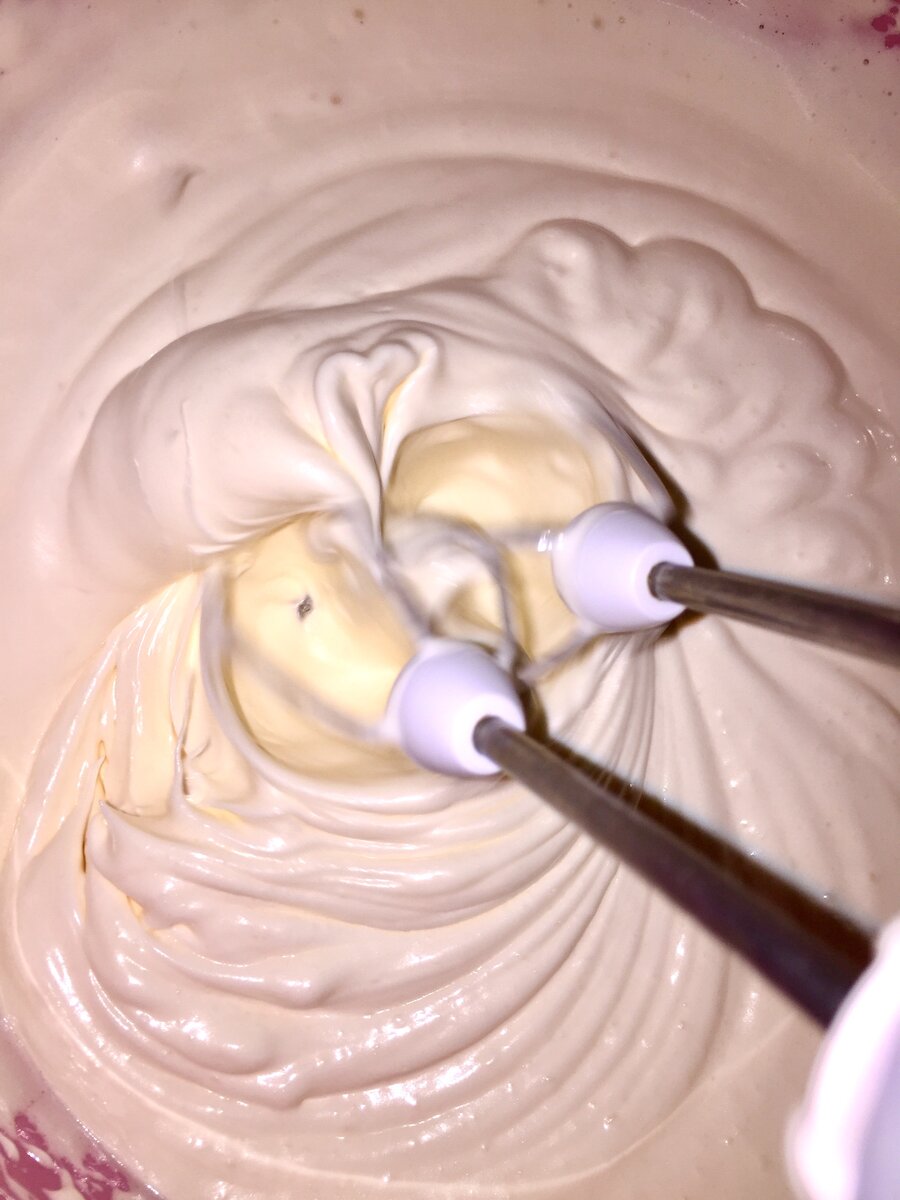 Взбиваем яйца с сахаром 