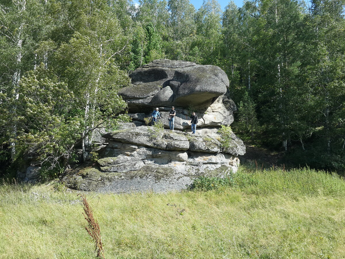 Это у подножья горы.