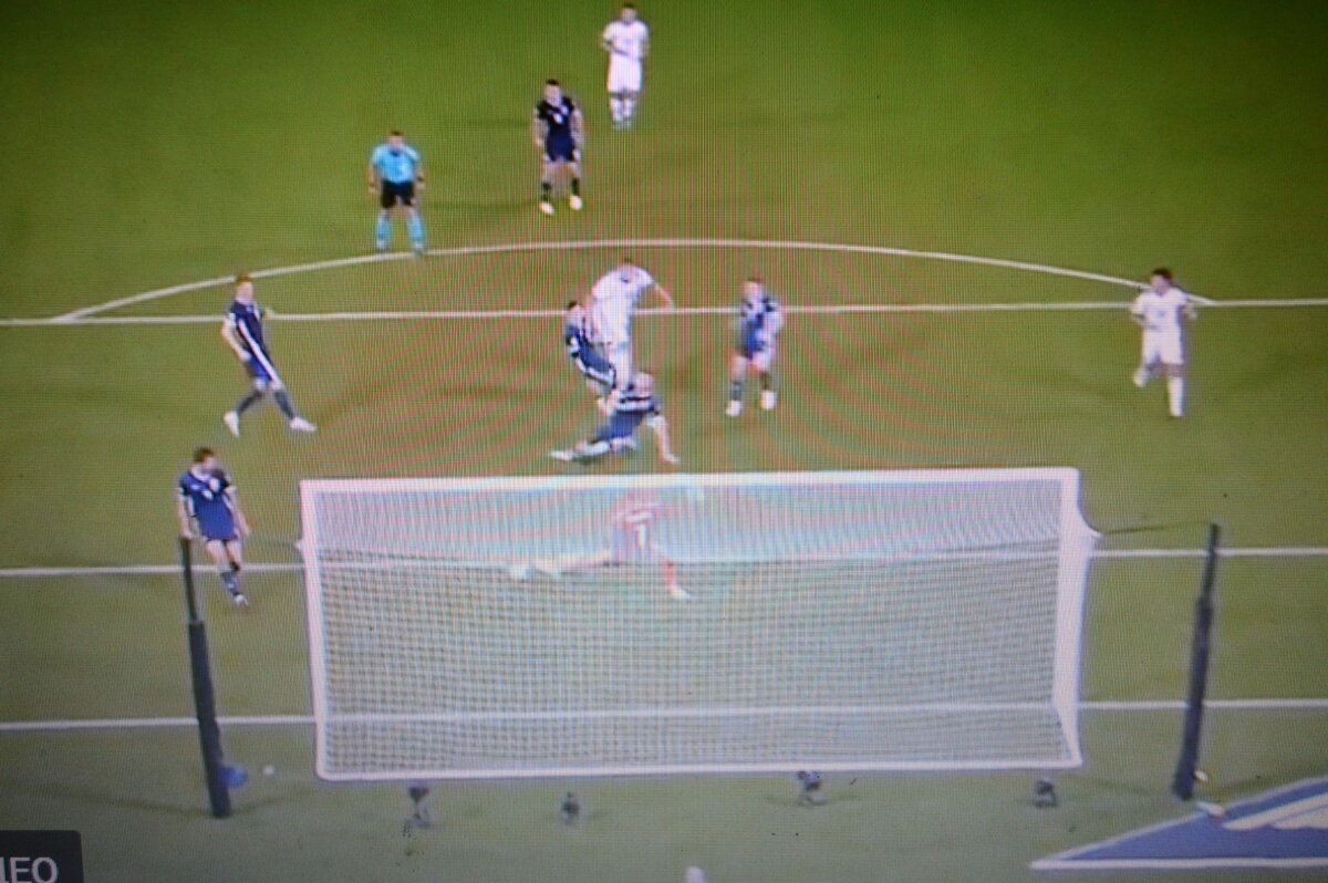 Дзюба ударил находясь в районе одиннадцати метров   - и мяч прошил оборону шотландцев. счет сравнялся.