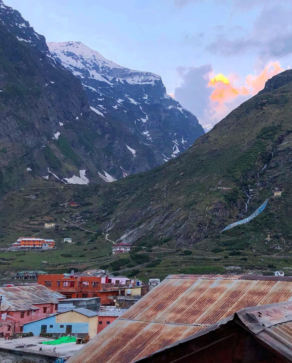 Окрашенный золотом лучей Нилкантх на рассвете