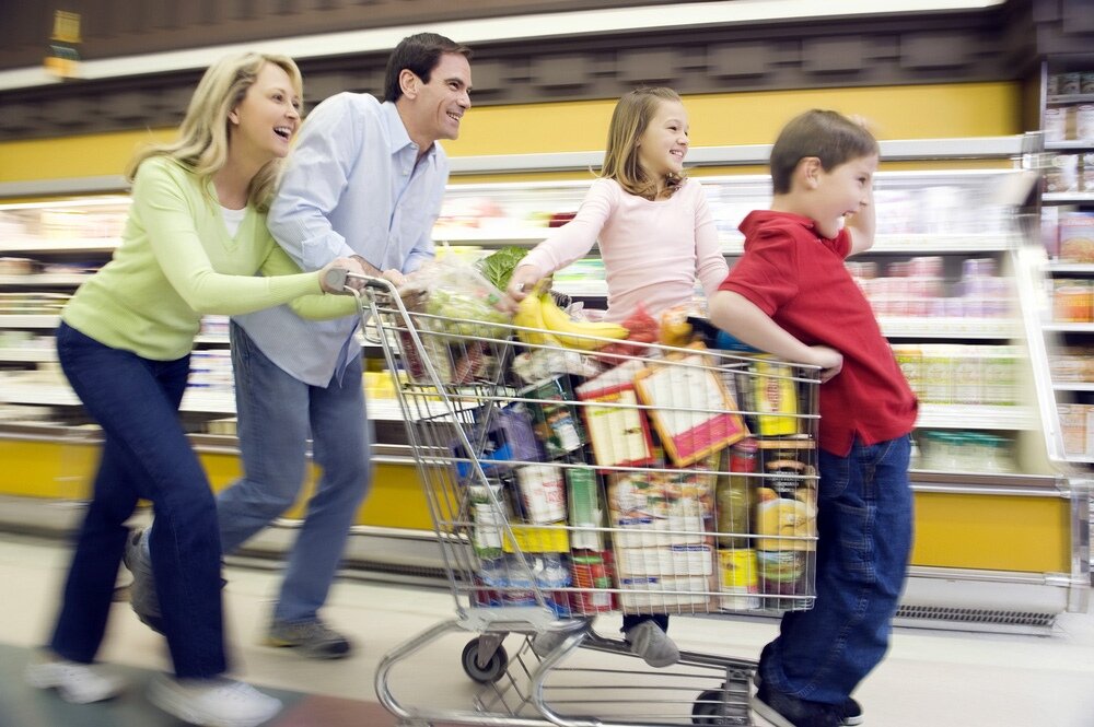 Be out shopping. Покупатель с тележкой в магазине. Семейный поход в магазин. Семья с тележкой. Семья в супермаркете.