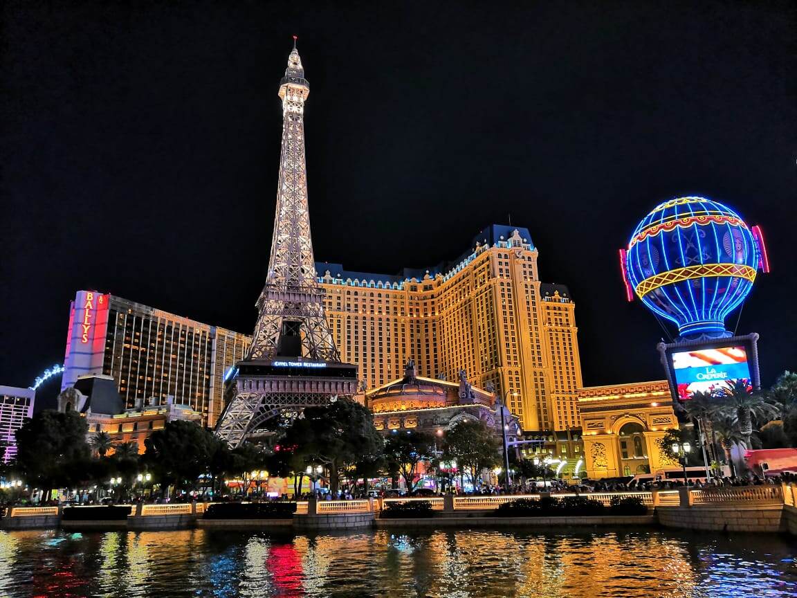 Ночной город. Это все отели-казино.