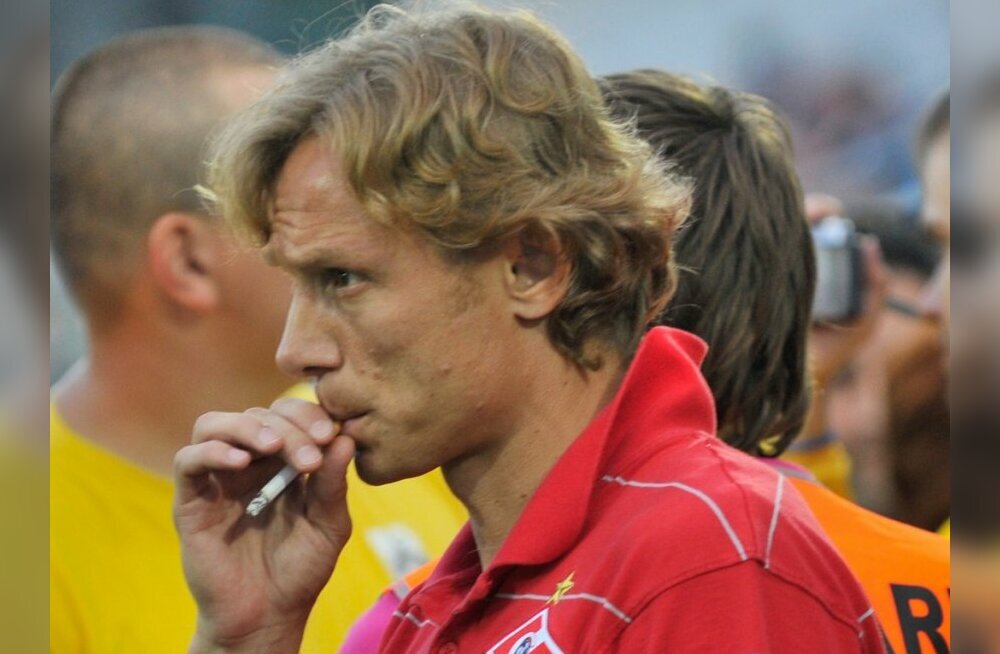 Курящие спортсмены. Валерий Карпин с сигаретой. Валерий Карпин курит. Футболисты курильщики. Карпин смешной.