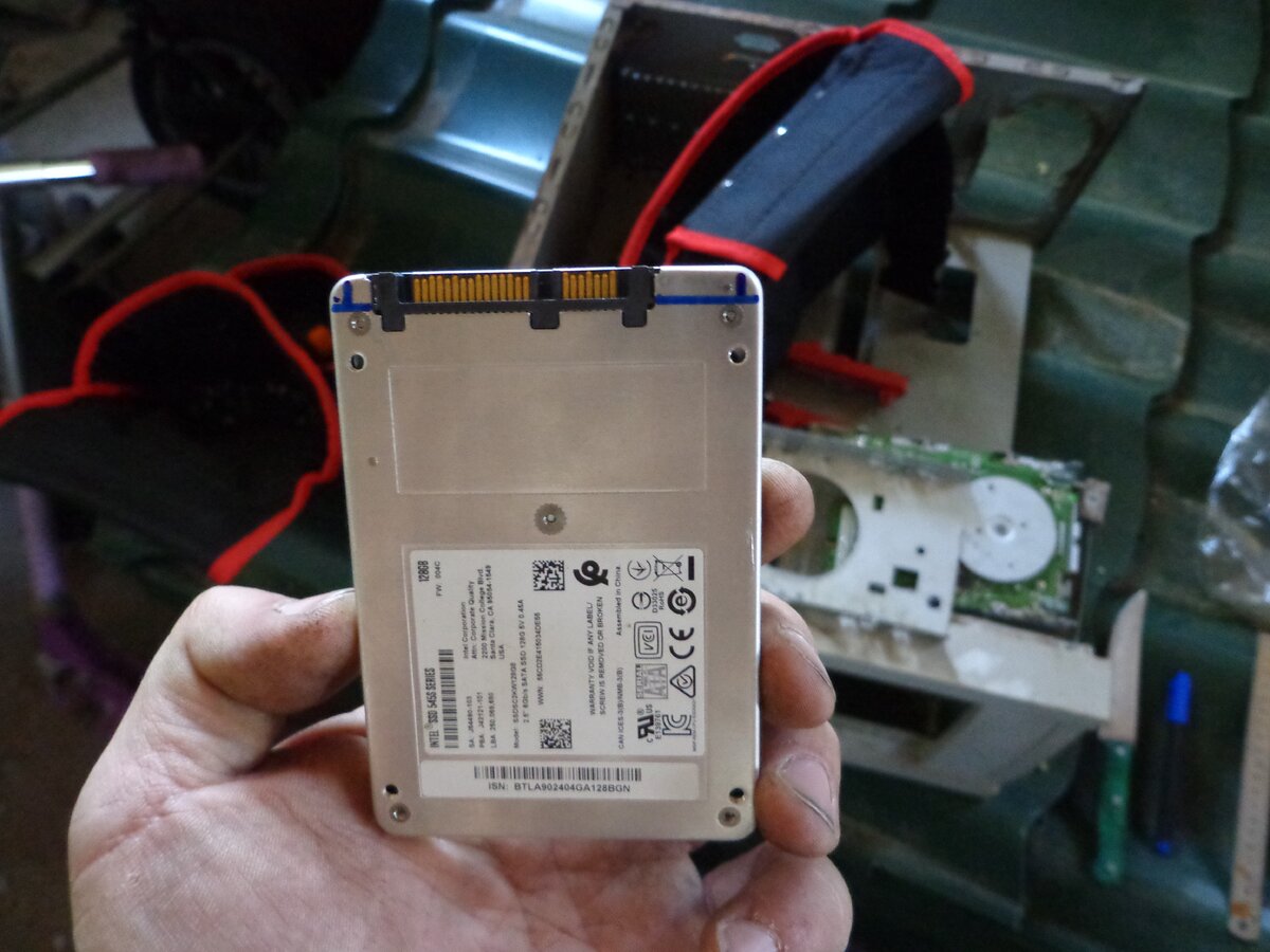 Как поставить ssd в компьютер. Ссд диск в системнике. ssd накопители системные блоки. ссд диск для старых системников. ssd диск в системном блоке.