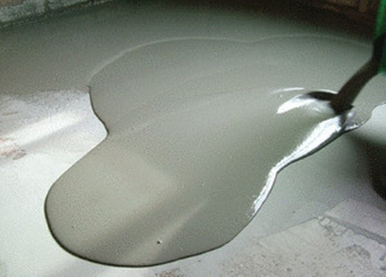 Самонивелир просто выливается на пол и выравнивается