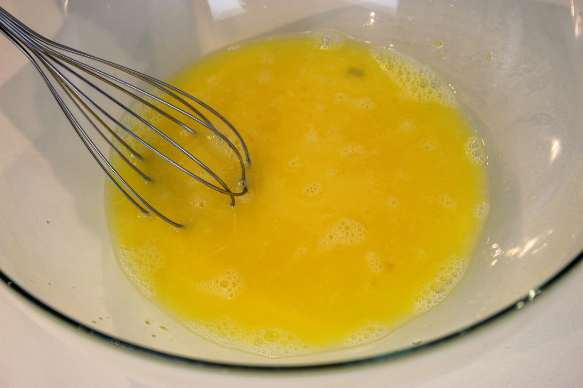 1 В миску разбить яйца, добавить соль, сахар, воду и водку. Хорошо перемешать венчиком.