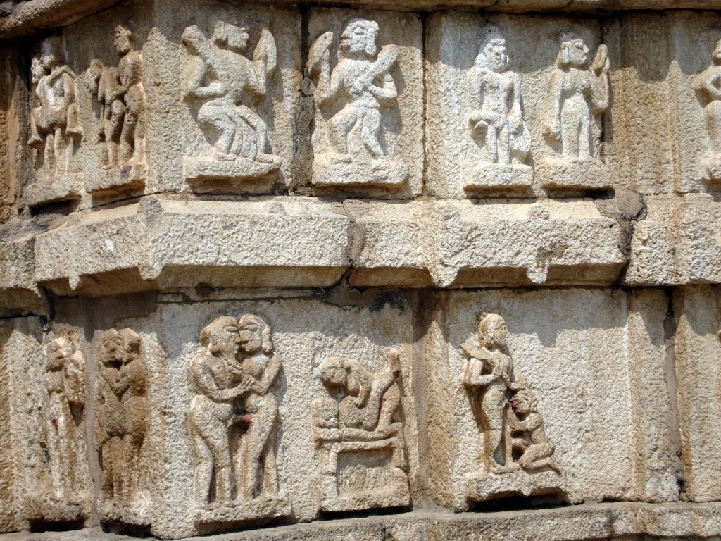 Ну, вот это, скажем: высокого искусства здесь чуть более, чем в рисунках из школьных сортиров - схематично, кривовато. Скульптура из Борамдео