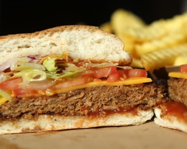 В четверг McDonald's объявил о планах тестирования бургера на растительной основе с использованием котлет Beyond Meat в Канаде.