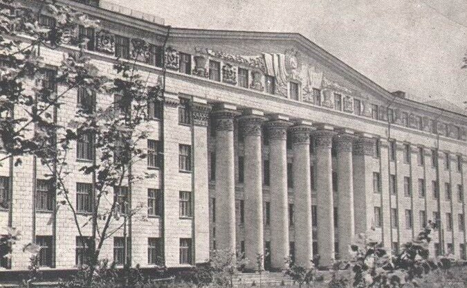 КНЭУ в годах 2016/2017 входил в десятку лучших ВУЗов Украины.