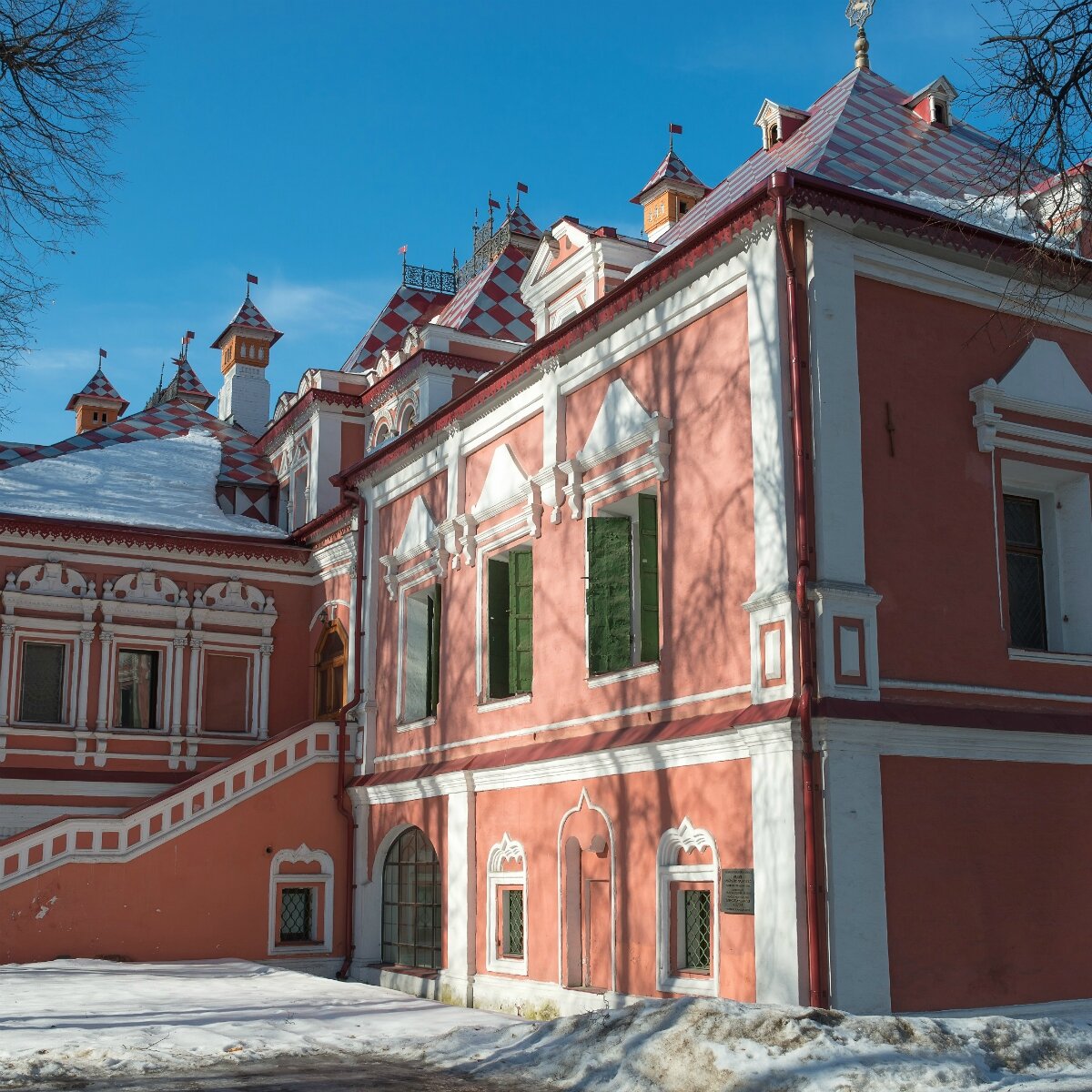 Княжеский дворец датируют концом XVII века; впрочем, впоследствии его не раз перестраивали и расширяли...