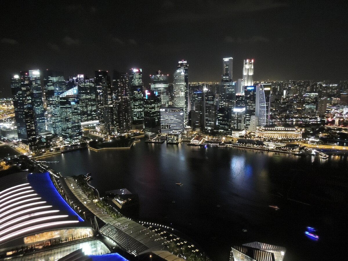 Сингапур удивил тем, что он разный... Вид с обзорной площадки гостиницы Марина Бэй