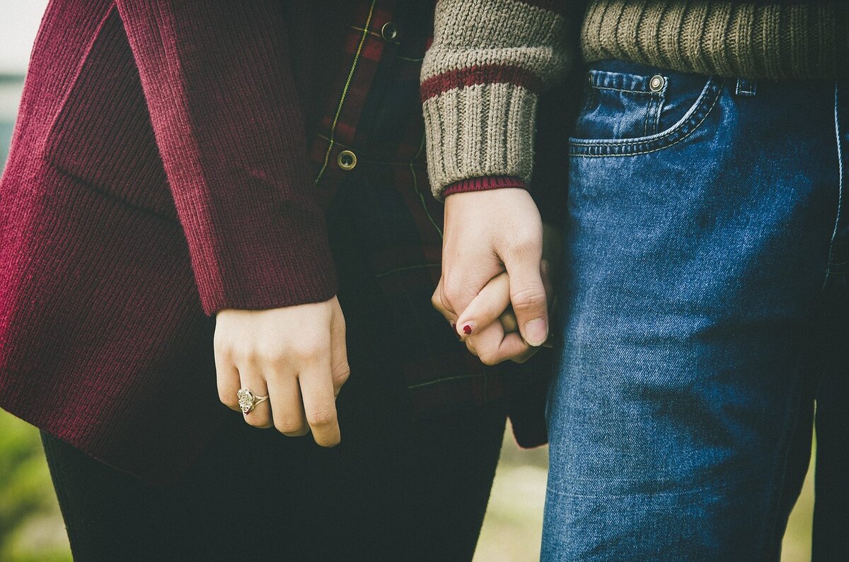 https://pixabay.com/photos/couple-holding-hands-love-together-437987/