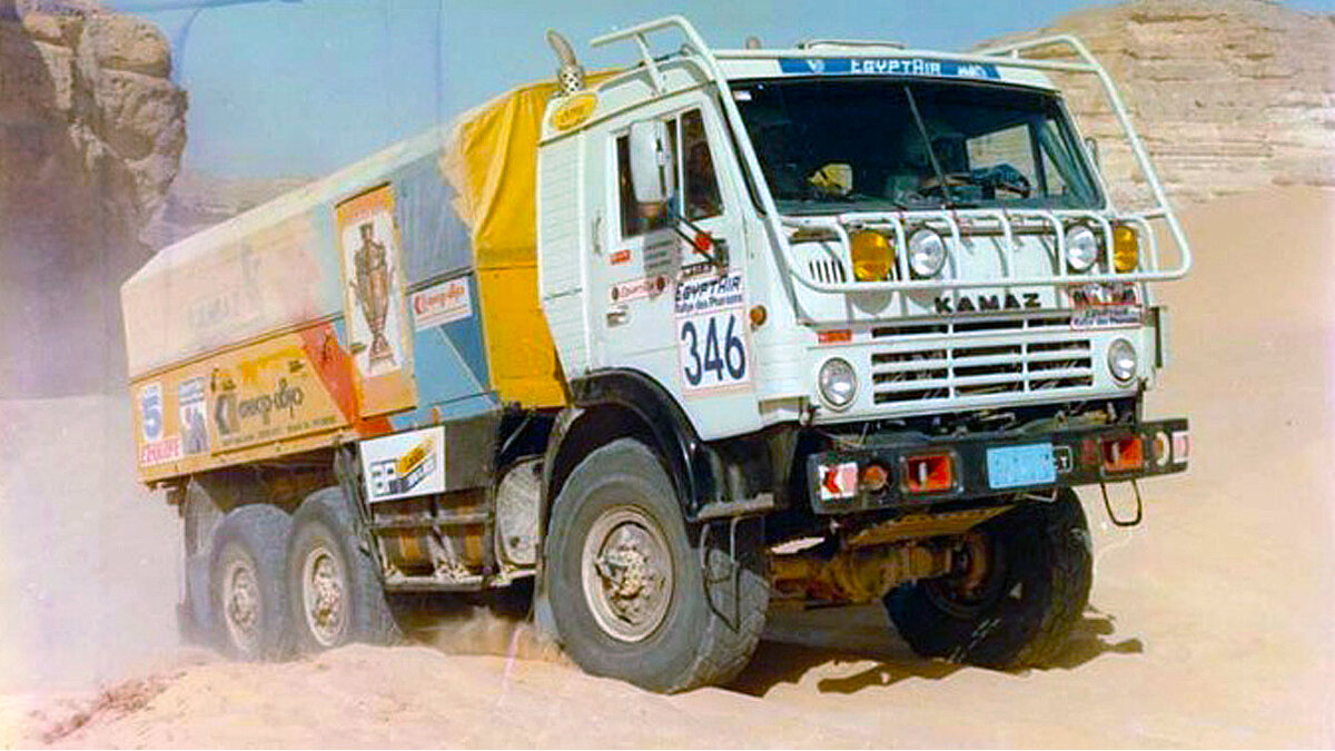 Это первый из грузовиков команды «КАМАЗ-мастер». Именно на нём спортсмены впервые на Дакаре взяли призовое второе место.