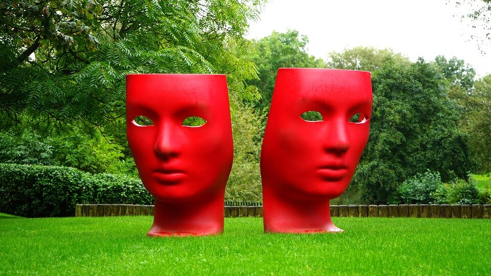 https://cdn.pixabay.com/photo/2016/10/04/21/10/comedy-tragedy-masks-1715466_960_720.jpg