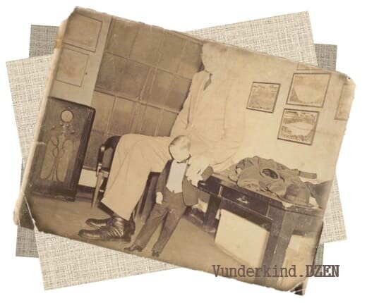 Фото 1. Роберт Уодлоу сравнивает размеры обуви с главным «клопом» «Ринглинг Бразерс», человеком, путешествующим с цирком