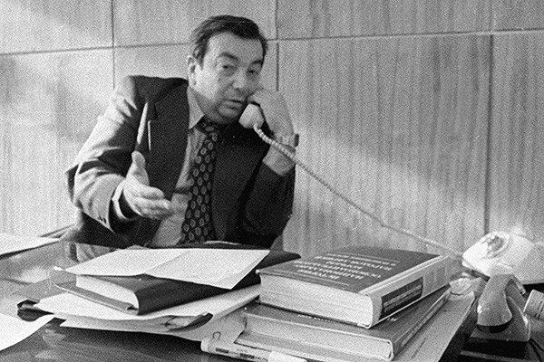 Директор Института востоковедения АН СССР академик Евгений Примаков в рабочем кабинете