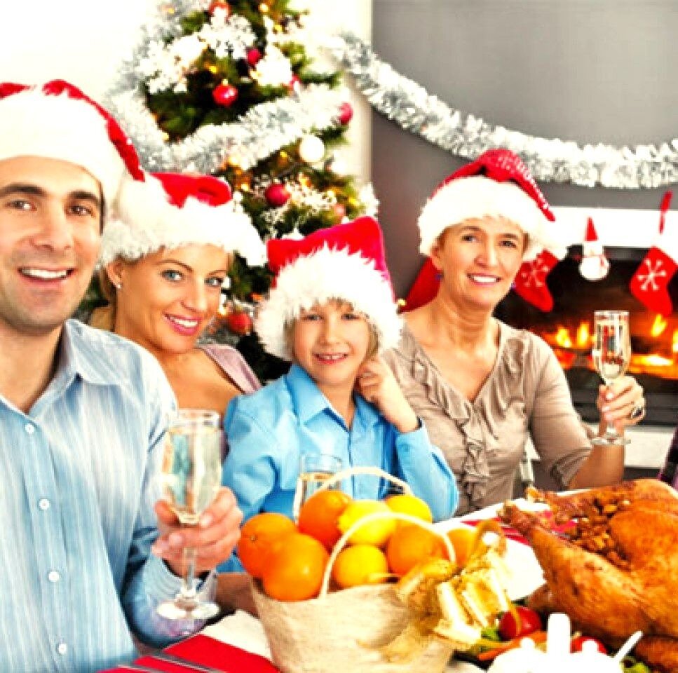 Год семьи семейные праздники. Новый год семья. Новый год семейный праздник. Семья за новогодним столом. Рождество семья.