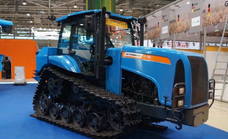 Гусеничный трактор Агромаш ТГ-150 на выставке