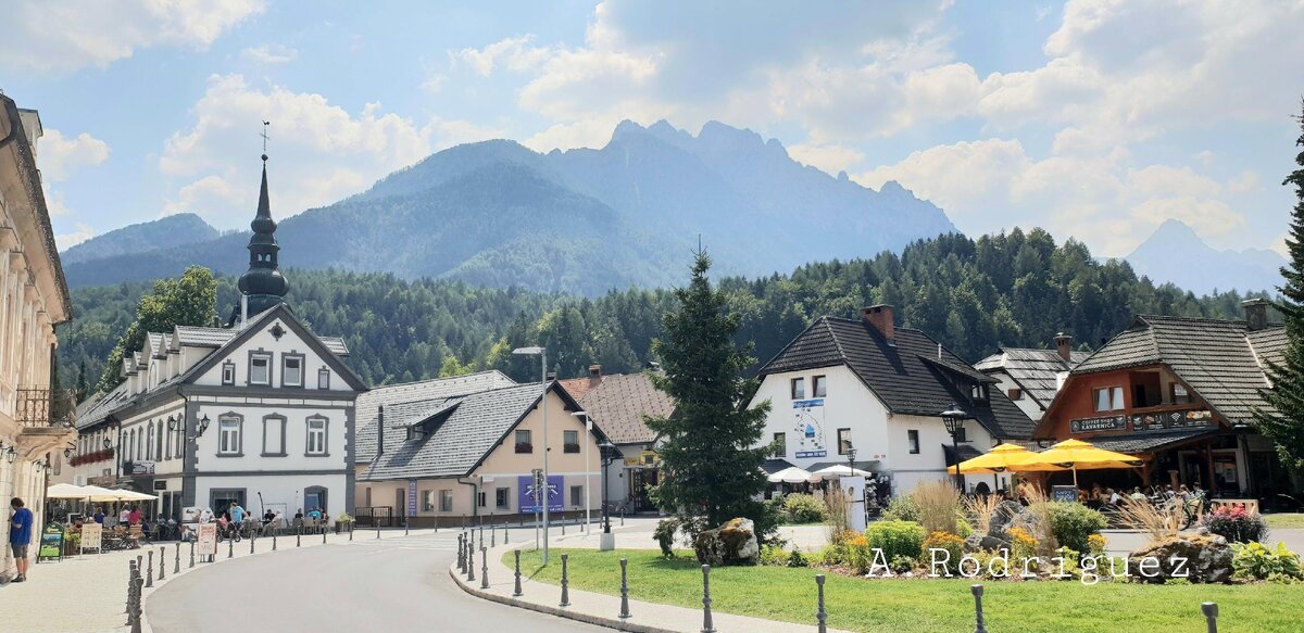 Краньска Гора (Kranjska Gora) - городок в Альпах, где мы живем, одна из самых туристических точек Словении. 