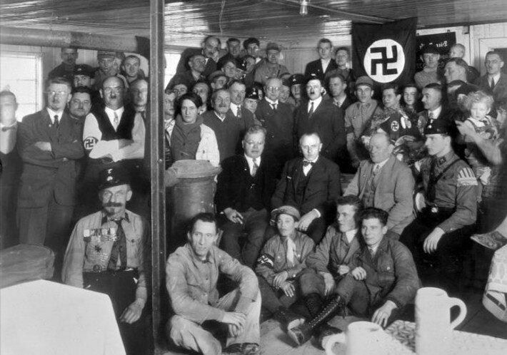 Адольф Гитлер и члены NSDAP в 1930 году