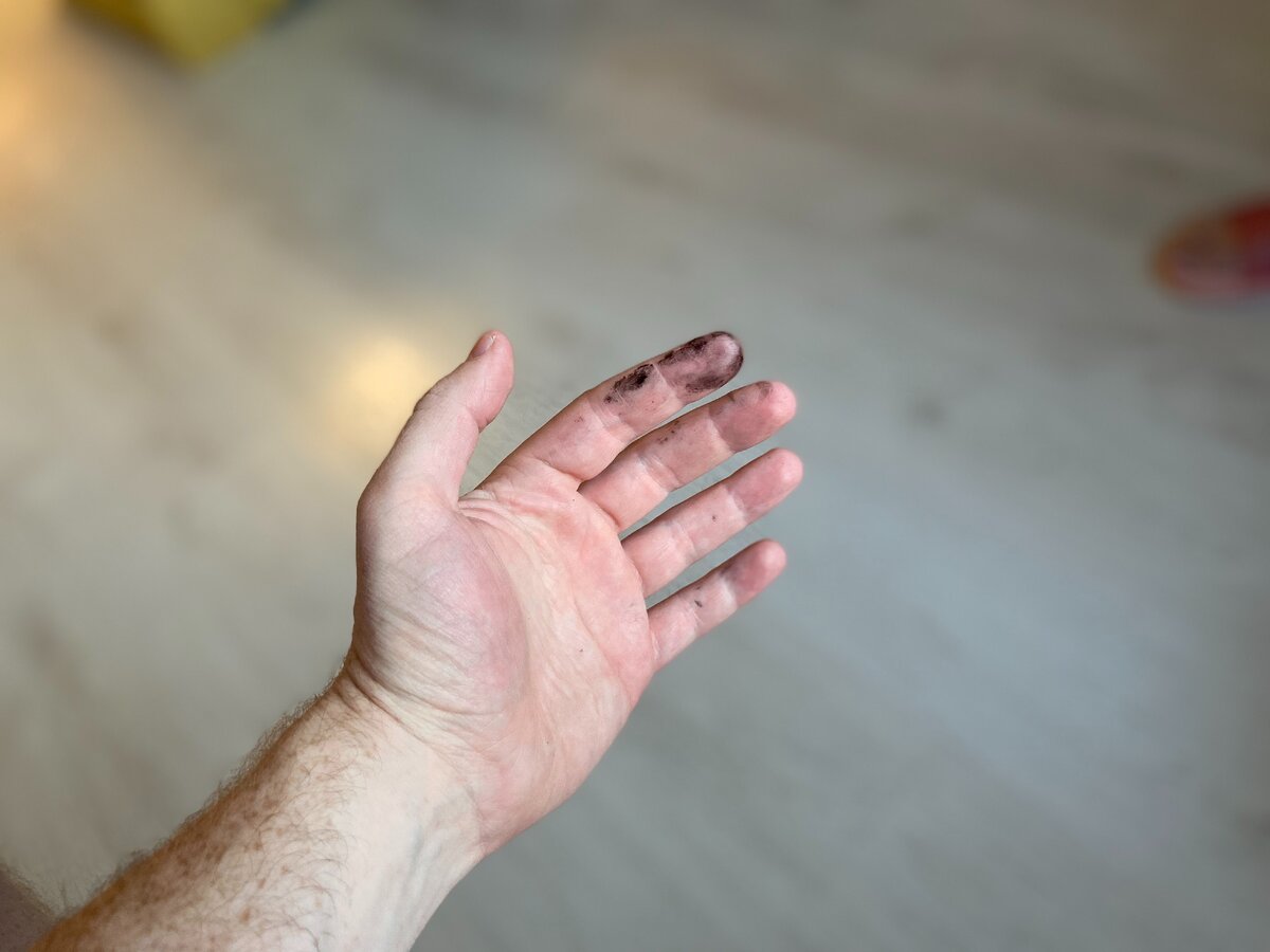 Пальцы чёрные, как после активированного угля... ? Просто я попробовал новое мороженое