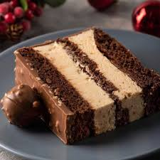 ТОРТ "АРАХИС В ШОКОЛАДЕ"  ⠀ 
ИНГРЕДИЕНТЫ: 
⠀ 
🔸Для шоколадно-кофейного бисквита: 
✅Мука - 150 гр. 
✅Яйца - 1 шт. 
✅Сахар - 140 гр. 
✅Молоко (теплое) - 55 гр. 
✅Свежесваренный кофе (кипяток) - 100 мл. 
✅Растительное масло - 50 гр. 
✅Какао - 40 гр. 
✅Разрыхлитель - 10 гр. 
⠀ 
🔸Для арахисового крем-мусса: 
✅Маскарпоне - 500 гр. 
✅Сметана - 250 гр. 
✅Сахарная пудра - 100 гр. 
✅Арахисовая паста - 100 гр. 
✅Желатин - 10 гр. 
✅Холодная вода (для желатина) - 50 гр. 
⠀ 
🔸Для глазури гурмэ: 
✅Молочный шоколад - 300 гр. 
✅Растительное масло - 70 гр. 
✅Дробленый арахис - 50 гр. 
⠀ 
Форма - 18 см. 
ПРИГОТОВЛЕНИЕ:  ⠀ 
1)Яйцо взбить с сахаром до бела, добавить растительное масло и взбить до однородности, влить теплое молоко. 
⠀ 
2)Муку, разрыхлитель, какао просеять в яичную смесь и перемешать. Аккуратно влить горячий кофе и смешать до однородности. 
⠀ 
3)Выпекать в разогретой до 180 градусов духовке 40-45 мин ( до сухой шпажки), остудить на решетке, завернуть в пленку и убрать в холод. Перед использованием разделить бисквит на три коржа. 
⠀ 
4)Приготовим арахисовый крем-мусс. Желатин замочить в холодной воде. Маскарпоне, сахарную пудру, арахисовую пасту и сметану смешать на медленной скорости. 
⠀ 
5)Желатин нагреть до растворения, добавить в него часть сырно-сметанной массы, перемешать. 
⠀ 
6)Ввести желатиновую массу в дежу с кремом и взбить несколько минут (не перебейте, масса должна быть однородной). Если крем получился жидким, уберите его на 5 мин в холод. 
⠀ 
7)Сборка торта. В кольцо выкладываем бисквит, сверху половину крема, второй бисквит и оставшийся крем, снова бисквит. Убираем торт в морозильную камеру на ночь или оставляем в холодильнике (мусс хорошо держит форму, но для покрытия глазурью лучше убрать торт в мороз). 
⠀ 
8)Приготовим глазурь гурмэ. Шоколад растопить, соединить с растительным маслом и арахисом. Залить глазурью охлажденный торт.
