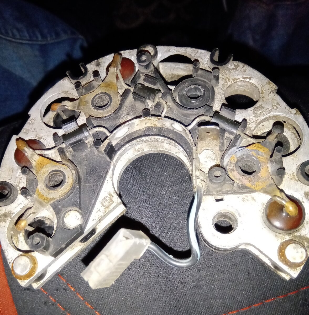 Диодный мост зил 130. Сгорел диодный мост генератора ваз 2114. Поломка диодного моста. Поломка диодного моста. Обмотки диодный мост генератора w202.