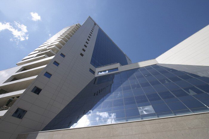 Иными словами, потребность в красивом жилье коррелирует с естественной жаждой счастья. Отсюда желание строить и реконструировать дома, соответствующие индивидуальному представляю о «прекрасном». В первую очередь, это касается реконструкции, так как новые дома проектируются с учетом требований разнообразия. Уже никого не удивляет монтаж фасадов зданий в формате деконструктивизма, постмодернизма и хай-тека, несмотря на экзотичность и нетрадиционность для наших городов и поселков.