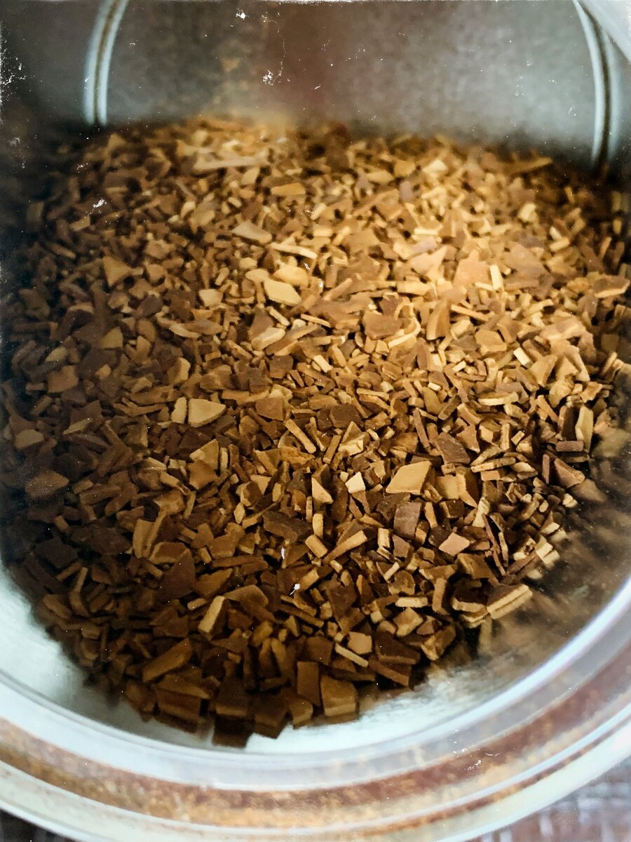 Внутри банки очень красивые, четкие гранулы, без пыли.