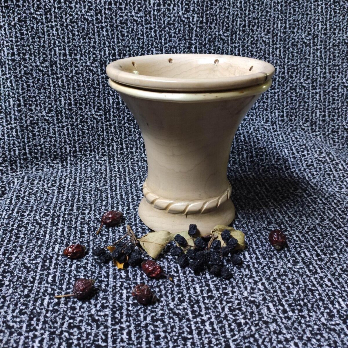 Цветочная вазочка из березы с элементами резьбы и вставкой с веточкой ивы