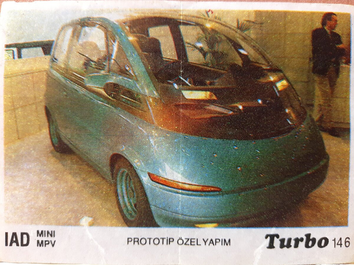 Прозвенел звонок. Леха собрал сумку и вместе со всеми вышел из класса. Ему нужно было подняться на другой этаж, но он остановился, снова увидев возвышающуюся голову Штопора над толпой пятиклассников. Леха подошел и стал наблюдать. Играли один на один. Первая партия закончилась ничьей, несмотря на Витькины «приемчики». - Ты опять! - возмутился другой пацан. - Так нельзя. Ты вообще не бьешь.
- Щас ударю, - намекнул Штопор. - Давай, клади.
- Не буду, - заявил пацан.
- Чо ты не будешь? Давай, сказал. Ничья не считается, - давил он.
Под нажимом старшего пацан сдался и снова положил вкладыш на кон. Штопор положил на вкладыши лапу и резко отняв ее в сторону, перевернул оба за раз.
- Не честно! - почти заплакал пацан. - Договаривались же.
- Договаривались, - передразнил его Штопор.
Леха вскипел. Он протиснулся в круг, и только сейчас его заметил «хозяин жизни». Они встретились глазами, и Лехе показалось, что тот вздрогнул, но, скорее, не от страха, а от неожиданности.
- Отдай, - коротко сказал Леха.
- Чо-о-о? - фирменно протянул Витька.
Леха молча смотрел на него, нарочно не вступая в перепалку. Штопор, видя, что словесного сражения не получается, выпрямился во весь свой рост на пол-головы выше Лехиного. Но тот молча и спокойно смотрел на него снизу, внутренне сжавшись в пружину. Вокруг все притихли. Наконец, Штопор процедил сквозь зубы:
- А ты выиграй.

Сделав уроки и отыграв положенный час, Тоха пошел навестить друга. Он спустился на два этажа и через дверь услышал, как ругается на сына тетя Таня. Всех слов он не разобрал, но что-то вроде «горе мое» и «посмотри на себя», все же его музыкальный слух уловил. Он уже подумал не прерывать воспитательный процесс и пойти обратно, но, поразмыслив, решил выручить друга и позвонил в дверь. Ему открыла тетя Таня в состоянии крайнего душевного смятения.
- Здравствуйте, - четко выговорил Тоха.
- Здравствуй, Антоша, - устало выдохнула тетя Таня. И не дожидаясь вопроса, сказала, - дома он. Поговори хоть ты с ним.
Тетя Таня любила Антона, считая, и не без оснований, что он, как мальчик из культурной семьи, имеет положительное влияние на ее охламона. Она беспомощно всплеснула руками, мотнула головой и ушла в кухню. Тоха заглянул в Лехину комнату и увидел друга, сидящего за столом над раскрытой тетрадью и учебником. «Наверное, двойку отхватил», - подумал Тоха, но в этот момент Леха обернулся к нему и сразу стало ясно, что слова «посмотри на себя» относились не к двойке: под его левым глазом уже налился сизый фингал.
- Вот те раз, - улыбнулся Тоха.
- А-а-а, - махнул рукой друг.
- Что случилось?
- В школе, во вкладыши сыгранул, - улыбнулся Леха.
- Ну и как? - поинтересовался Тоха, садясь на стул рядом.
- Удачно, - невесело констатировал вихрастый с «феником».
Тоха внимательно смотрел на него, жаждая подробностей. Леха, положил ручку в середину тетради, вздохнул и начал рассказывать. За несколько минут он поведал, что у него с Штопором был уговор на игру по правилам. Вкладыши постепенно переходили к Лехе. Народ вокруг ликовал, Штопор бесился, понимая, что теряет на только нажитое, но и авторитет. Последнюю партию играли «на все», каждый положив на подоконник по три вкладыша. Штопор запрещенным приемом, перевернул два верхних. Народ возмущенно загудел. Леха несколько секунд смотрел то на ухмыляющегося соперника, то на разъехавшуюся стопку из четырех вкладышей. И тут он принял решение. Он собрал их вместе и просто положил в карман.
- Ты, чо, оборзел?! - взревел Штопор. - Играй.
- Ты сам закончил игру, - спокойно ответил Леха. - Договаривались так не переворачивать.
Потом была драка, короткая, яростная, к которой Леха был готов. Сразу же получив под глаз, он, одним ударом «под дых» заставил Штопора сложится пополам.
- Получился складной штопор, - не без ехидства подытожил он.
Тоха, увлеченный подробностями о беседе джентльменов и забывший уже о предмете их спора, вдруг с надеждой спросил:
- А выигрыш?
Леха виновато посмотрел на друга.
- Понимаешь… один наш был, три я выиграл…
- Ну…
- Я два тем пацанам отдал, - тихо проговорил Леха.
Тоха, восхищенный благородством друга, встал со стула и протянул ему руку. Тот, пряча смущенную улыбку, пробубнил «Да, ладно» и, чтобы замять ситуацию, раскрыл учебник на странице с оглавлением. Там лежал добытый в обмен на подбитый глаз номер 146. Тоха посмотрел на округлую полупрозрачную машину и внезапно покатился со смеху. Он откинулся на спинку стула и схватился за живот.
- Ну за такое стоило, конечно, в глаз получить, - выдавил он из себя. - Он тебя такой же как у нее — заплывший с красным фингалом.
- Дурак ты, Тоха, - еле успел сказать, загибающийся от смеха герой дня.