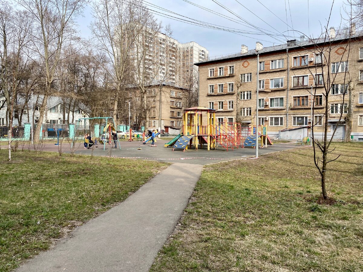 Я могла бы сократить путь домой и пройти по площадке, но решила не ходить близком с другими людьми и обошла.