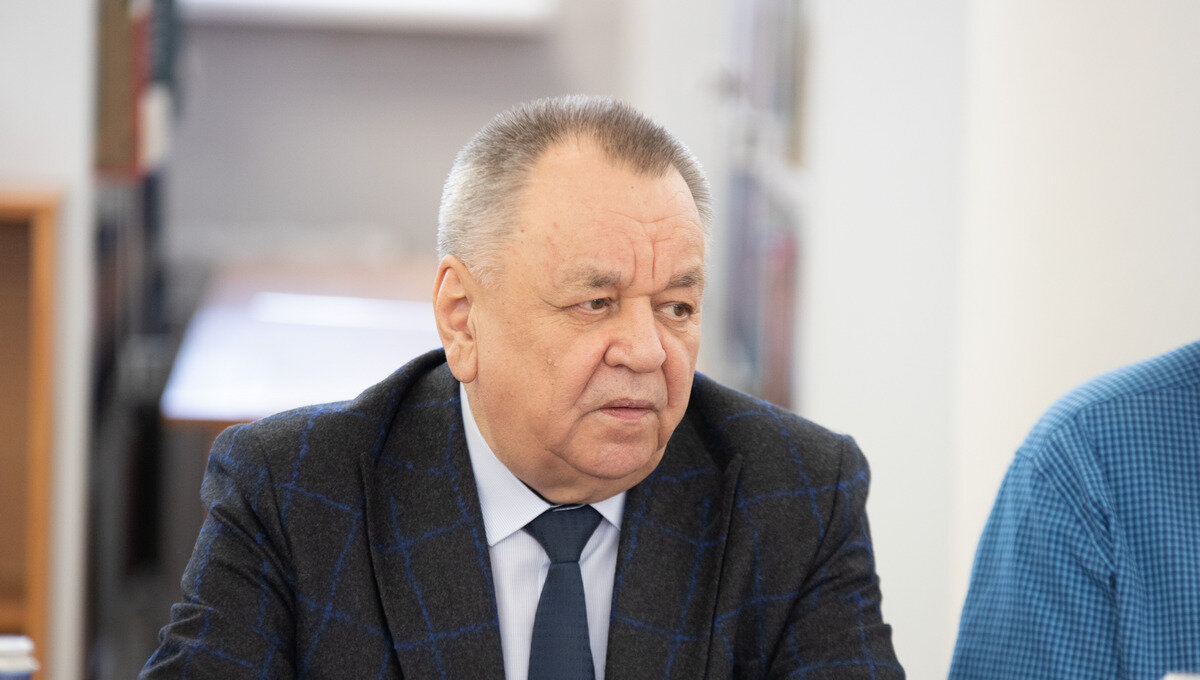 По словам Владимира Русинова, «Триазид» в отличие от «Триазавирина» имеет иную структуру и другое исходное сырье. Фото: Илья Сафаров, медиацентр УрФУ